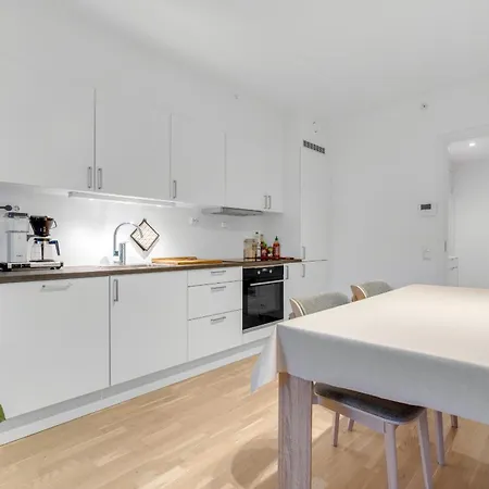 Moderne Sentral Toppleilighet Med Utsikt Til Fjellheisen Og Tromsdalstind Apartman
