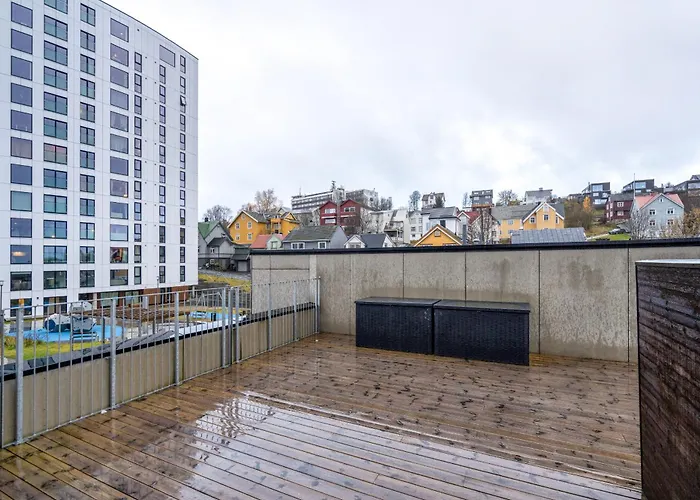 아파트 Moderne Sentral Toppleilighet Med Utsikt Til Fjellheisen Og Tromsdalstind